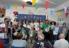 La Aoex recibe 255 cojines terapéuticos de voluntarios