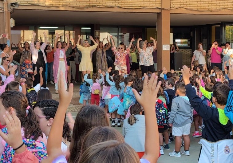 Animada vuelta al cole en el colegio Miguel de Cervantes en Villanueva.
