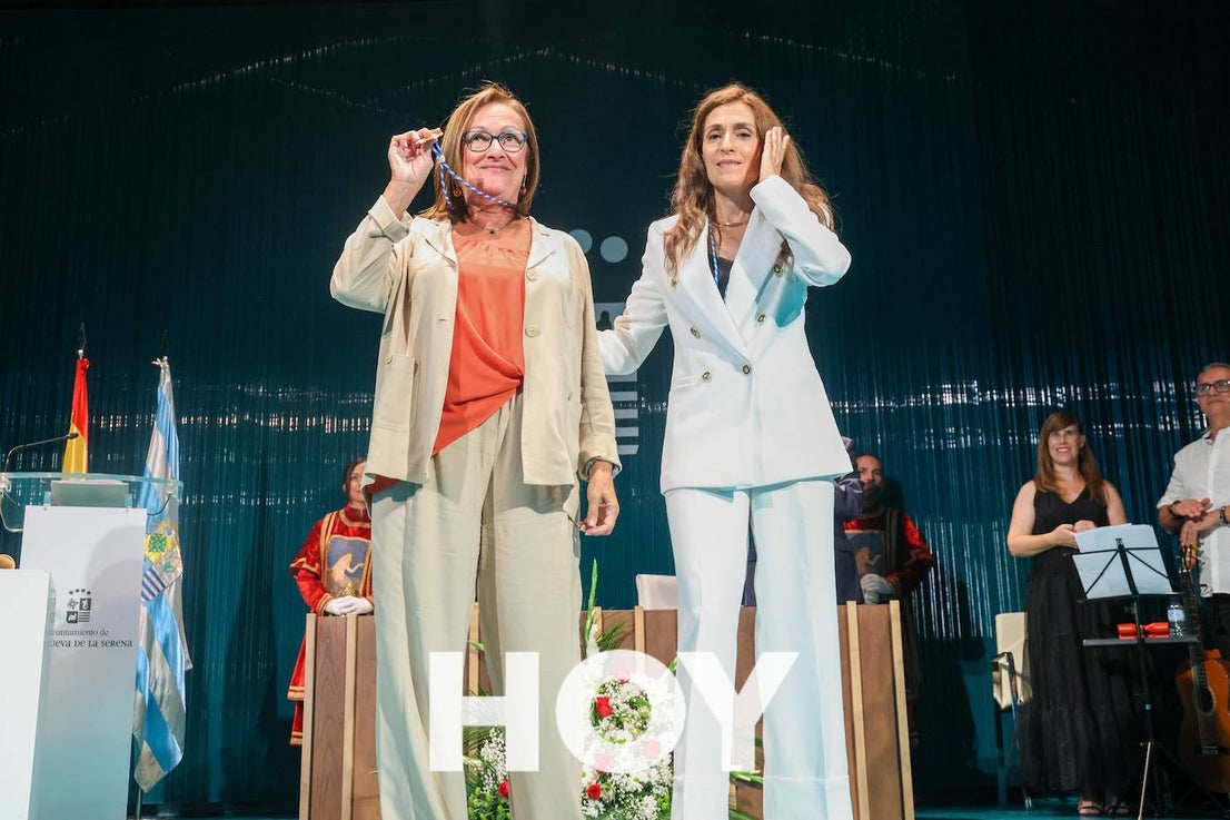 Pilar Santisteban recibe la Medalla de Villanueva