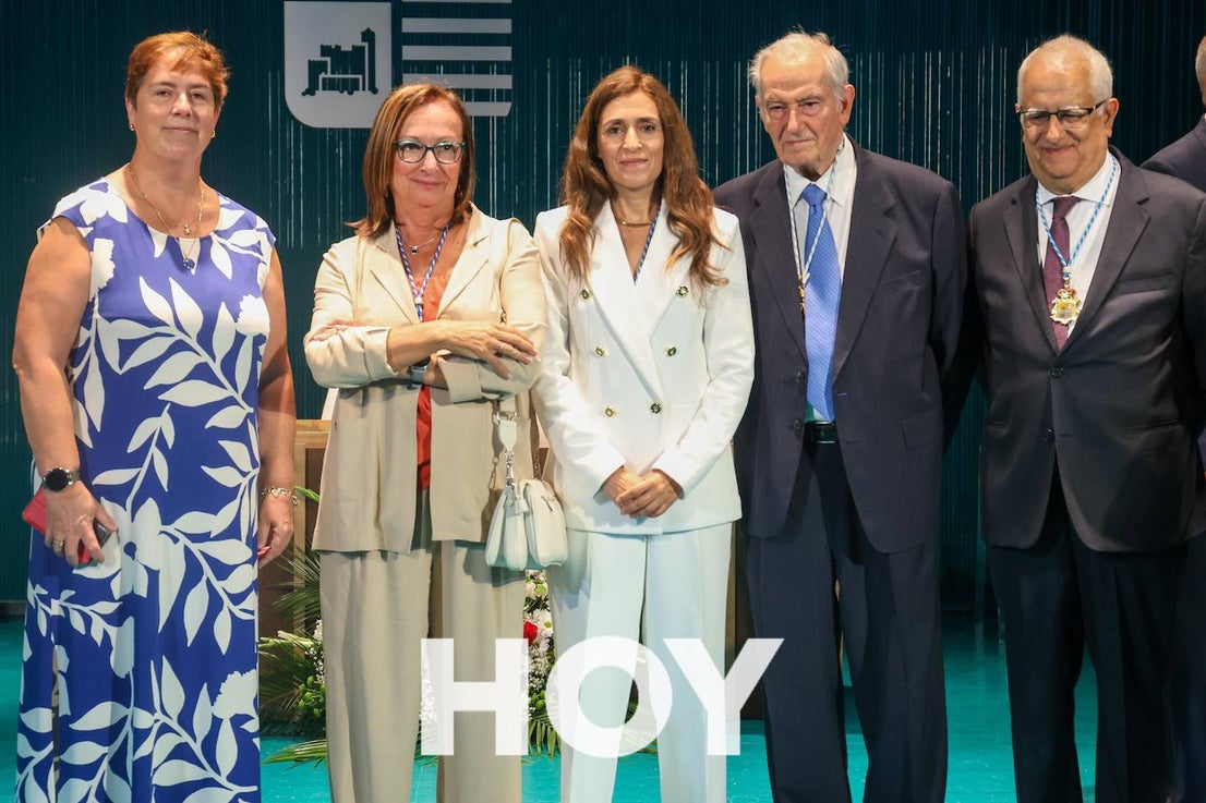Pilar Santisteban recibe la Medalla de Villanueva