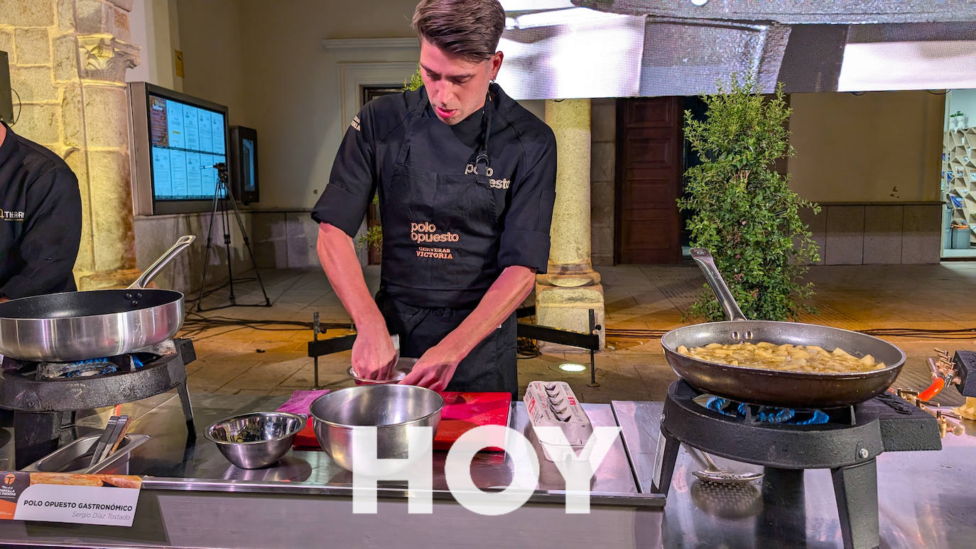 Ocho cocineros extremeños buscaron en Villanueva la mejor tortilla de patatas