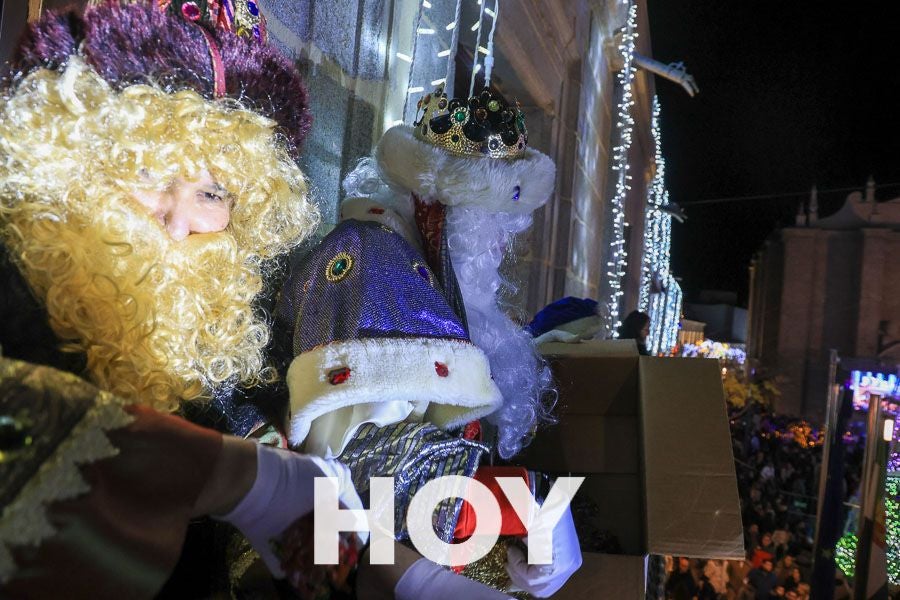 Miles de personas disfrutan de la cabalgata de Reyes en Villanueva