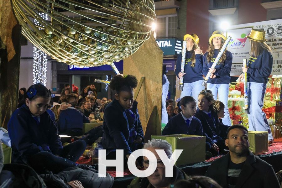 Miles de personas disfrutan de la cabalgata de Reyes en Villanueva