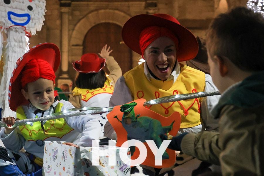 Miles de personas disfrutan de la cabalgata de Reyes en Villanueva
