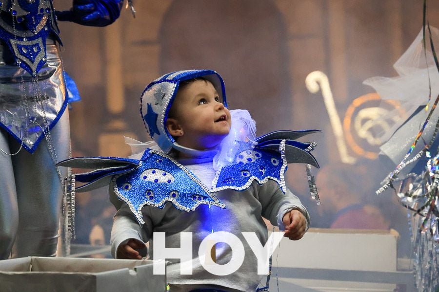 Miles de personas disfrutan de la cabalgata de Reyes en Villanueva