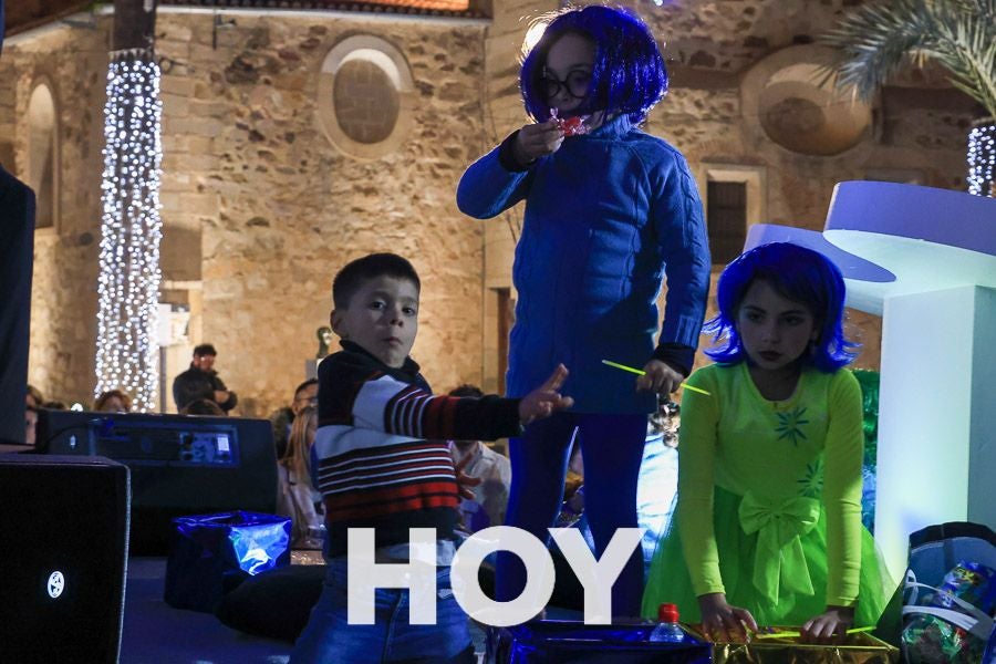 Miles de personas disfrutan de la cabalgata de Reyes en Villanueva