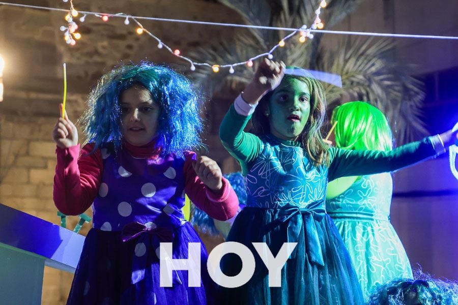 Miles de personas disfrutan de la cabalgata de Reyes en Villanueva