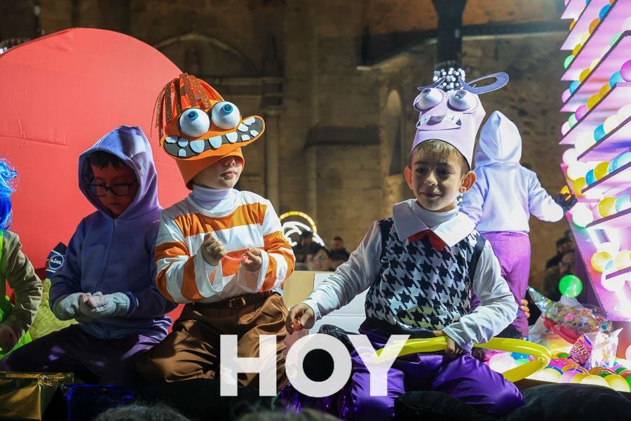 Miles de personas disfrutan de la cabalgata de Reyes en Villanueva