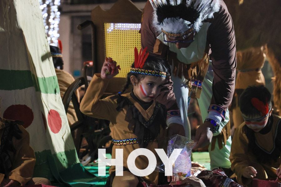 Miles de personas disfrutan de la cabalgata de Reyes en Villanueva