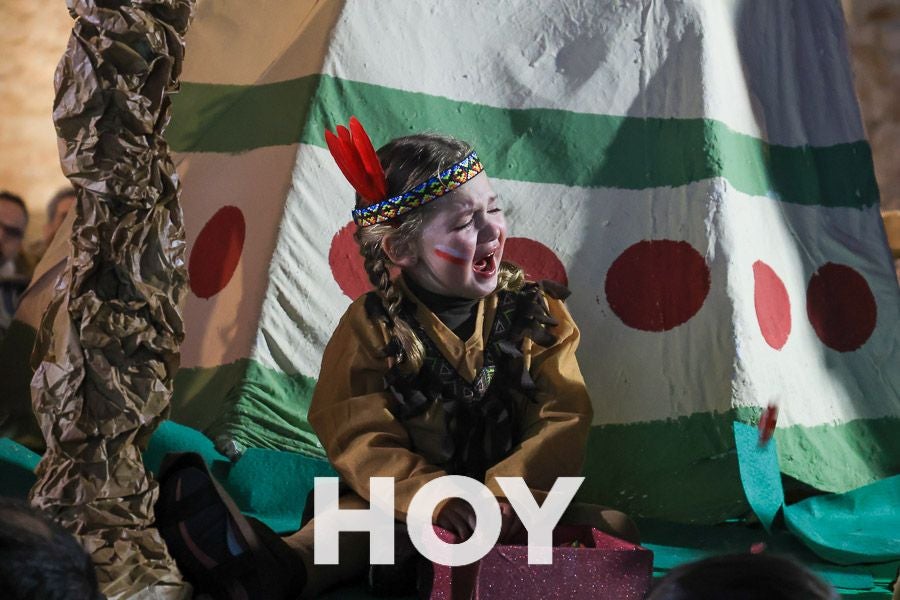 Miles de personas disfrutan de la cabalgata de Reyes en Villanueva