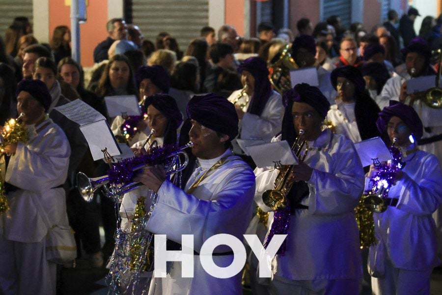 Miles de personas disfrutan de la cabalgata de Reyes en Villanueva