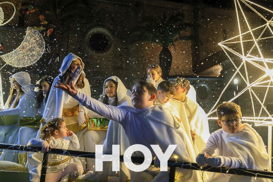 Miles de personas disfrutan de la cabalgata de Reyes en Villanueva