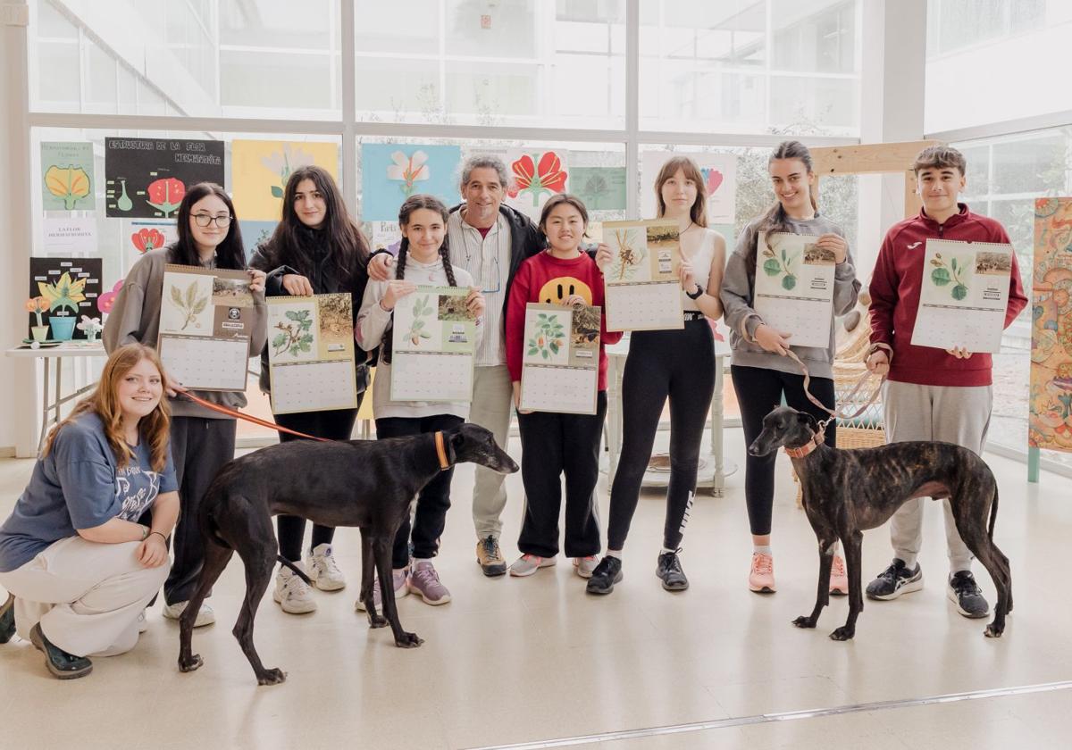 Anima conciencia sobre los árboles con un calendario