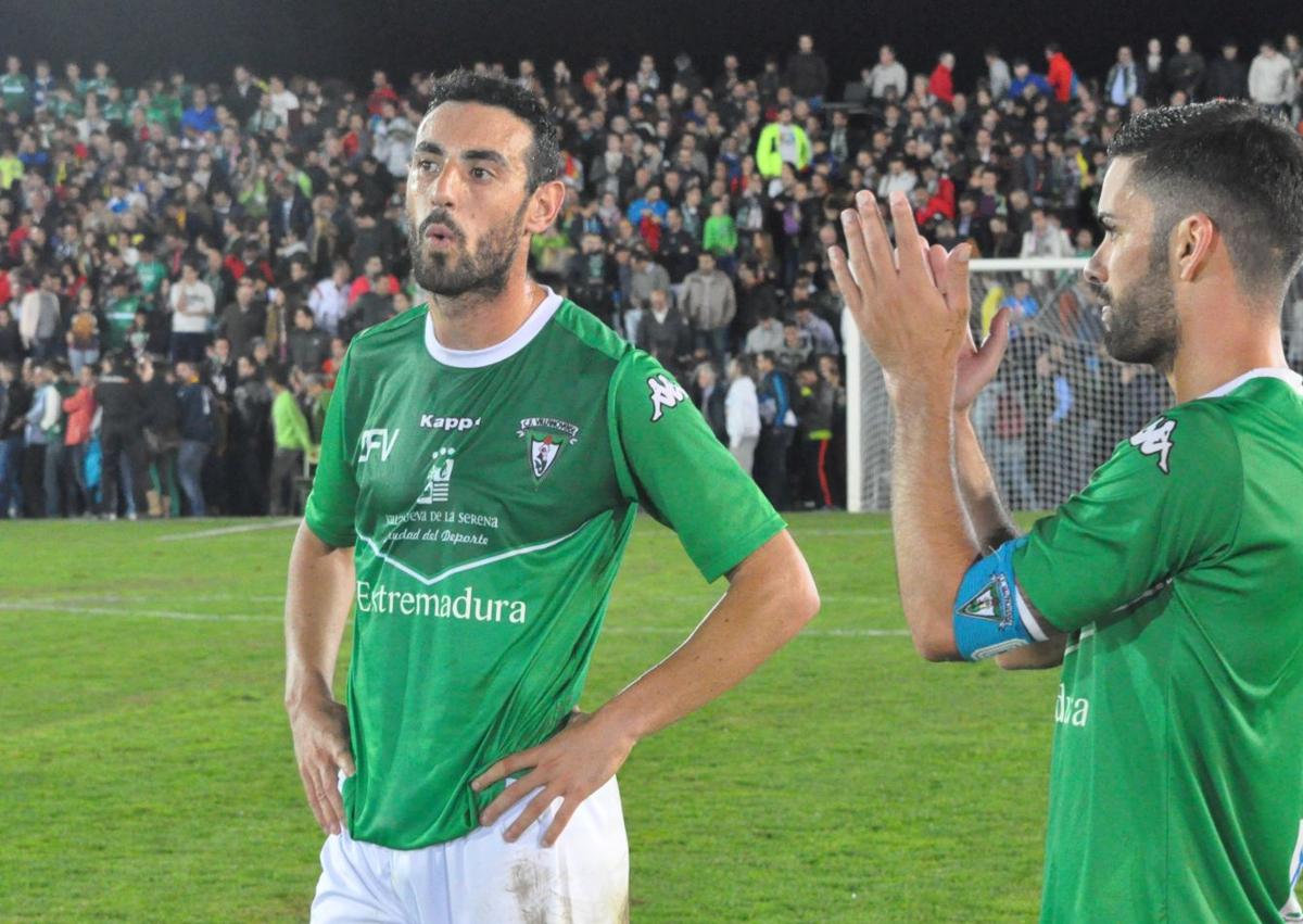 Imagen secundaria 1 - Adiós de Javi Sánchez en el Villanovense