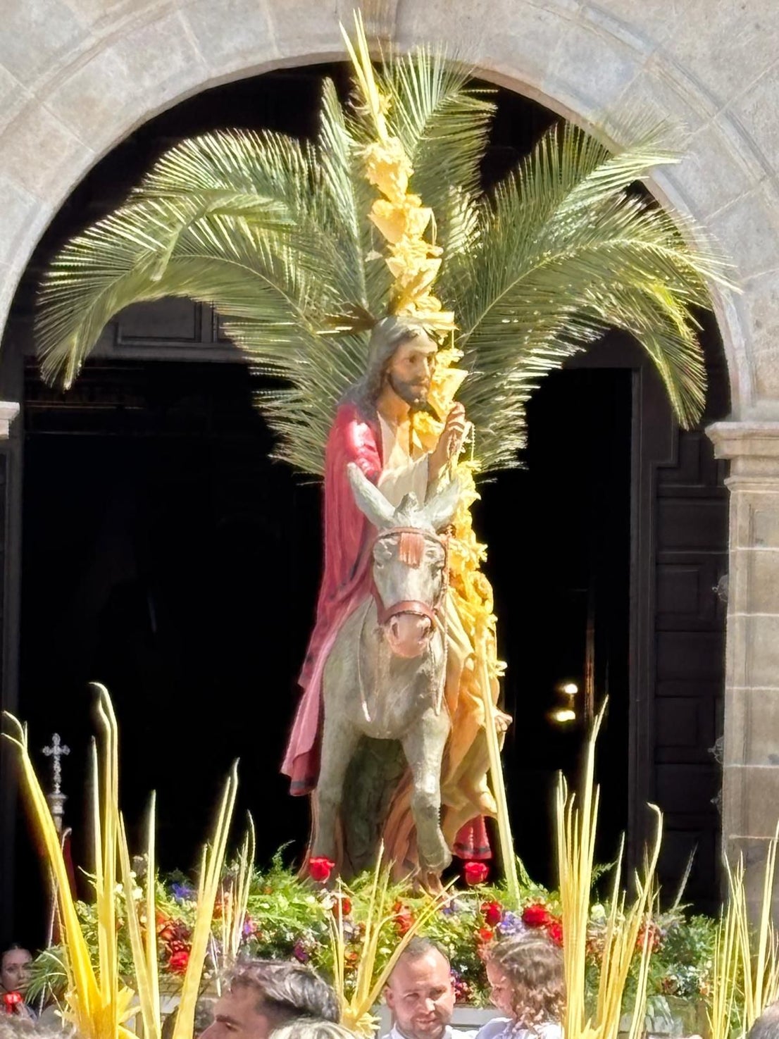 La Borriquita se luce en una soleada mañana de Domingo de Ramos