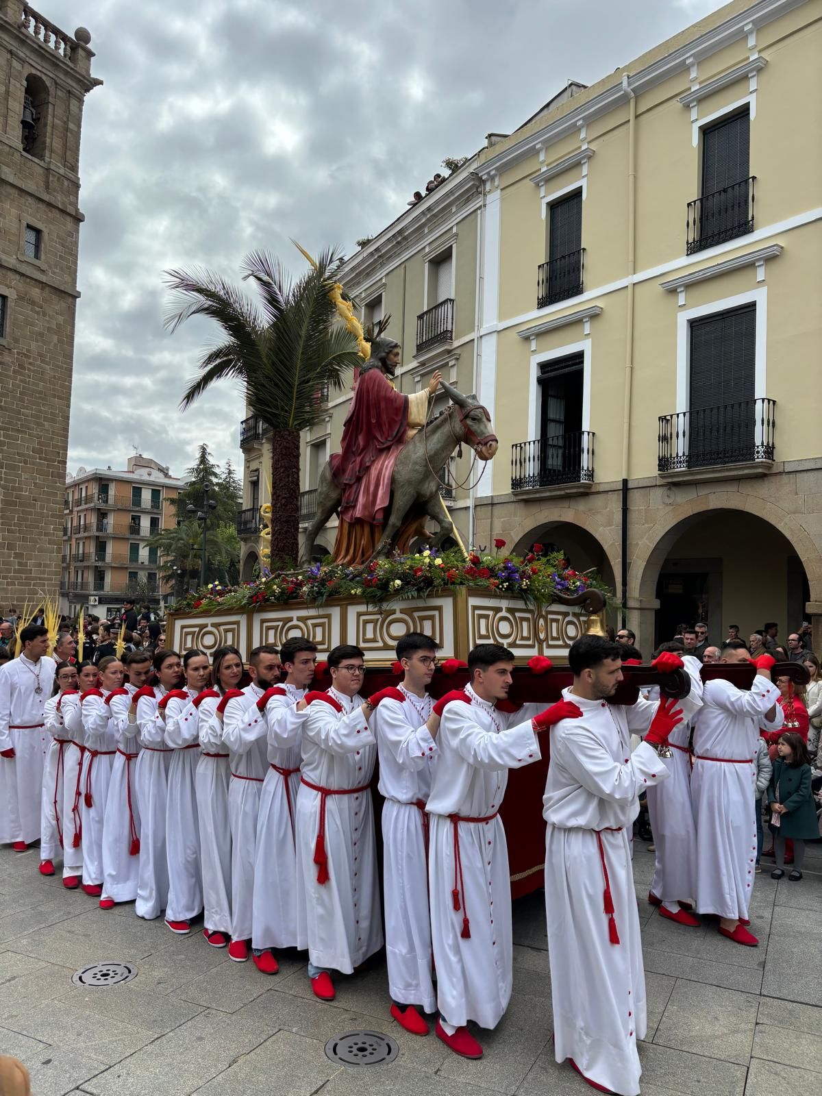 La Borriquita se luce en una soleada mañana de Domingo de Ramos
