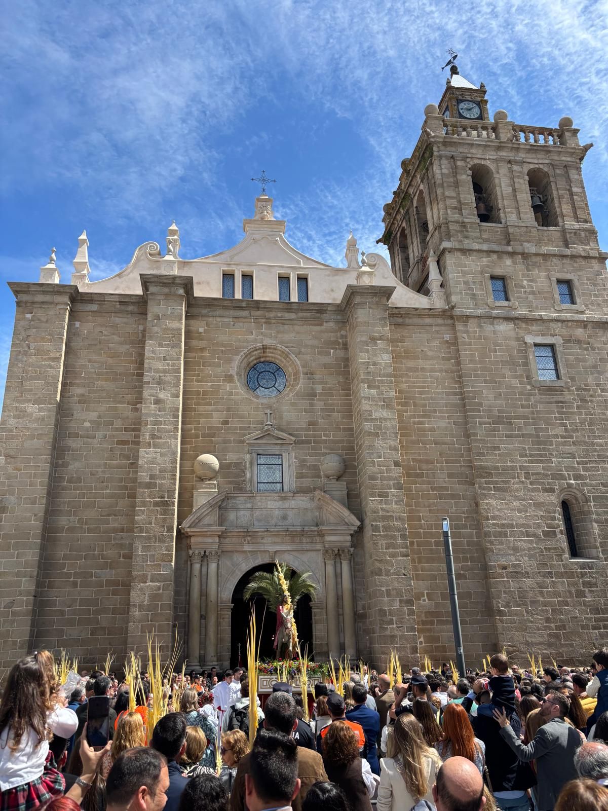 La Borriquita se luce en una soleada mañana de Domingo de Ramos