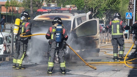 Sale ardiendo una furgoneta en el Corazón de Jesús