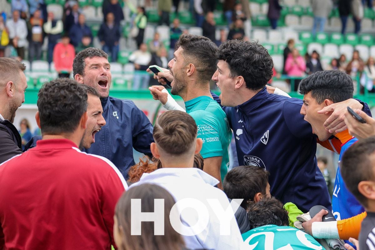 Imágenes del triunfo vital del Villanovense contra el Granada B