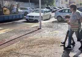 Reventón de una tubería en el acceso a la piscina municipal