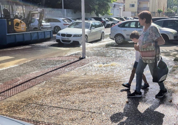 Reventón de una tubería en el acceso a la piscina municipal