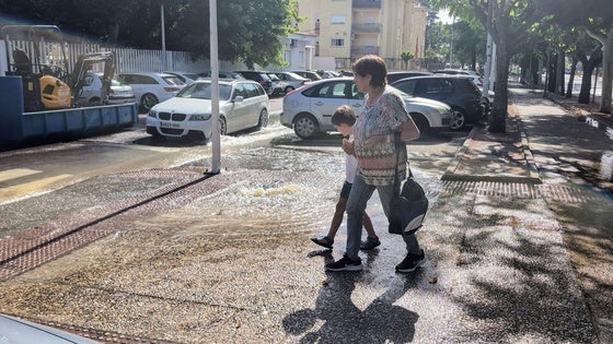 Reventón de una tubería en el acceso a la piscina municipal