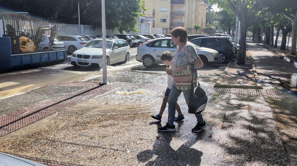 Reventón de una tubería en el acceso a la piscina municipal
