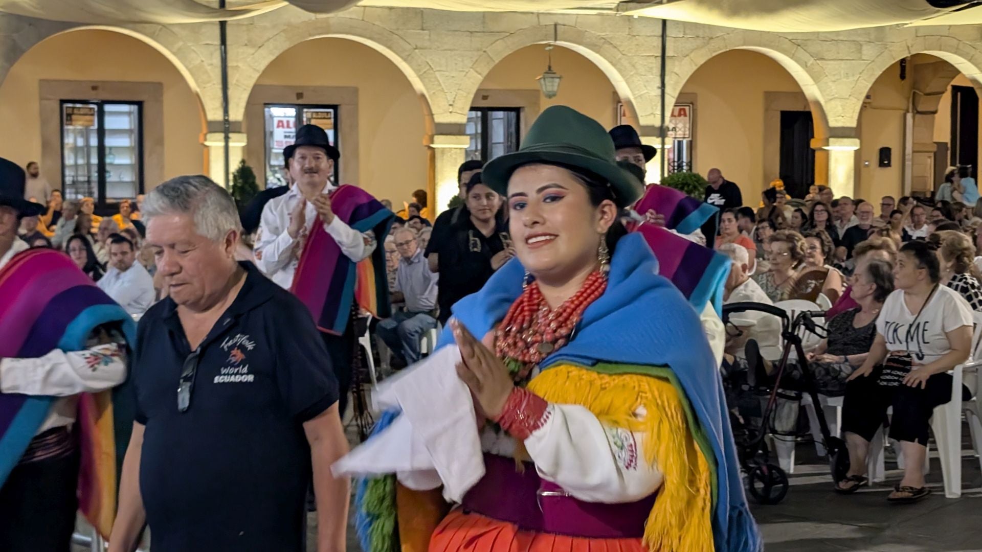 Noche de folclore regional e internacional