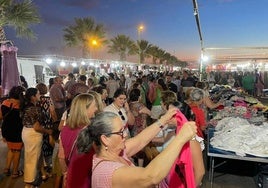 El mercadillo se desarrolla hoy en horario nocturno para combatir el calor