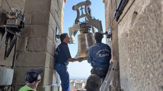 La iglesia de la Asunción ya luce sus dos nuevas campanas