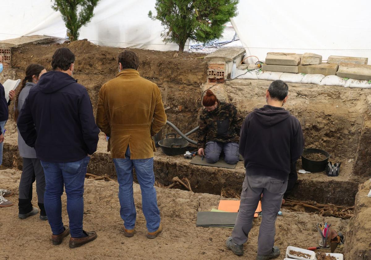 Imagen principal - La Fiscalía se persona por primera vez en la fosa clandestina del cementerio