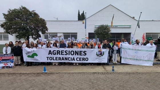 Sanitarios apoyan a la médica agredida en el centro de salud