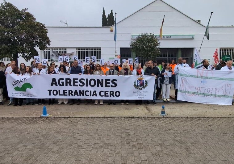 Sanitarios apoyan a la médica agredida en el centro de salud