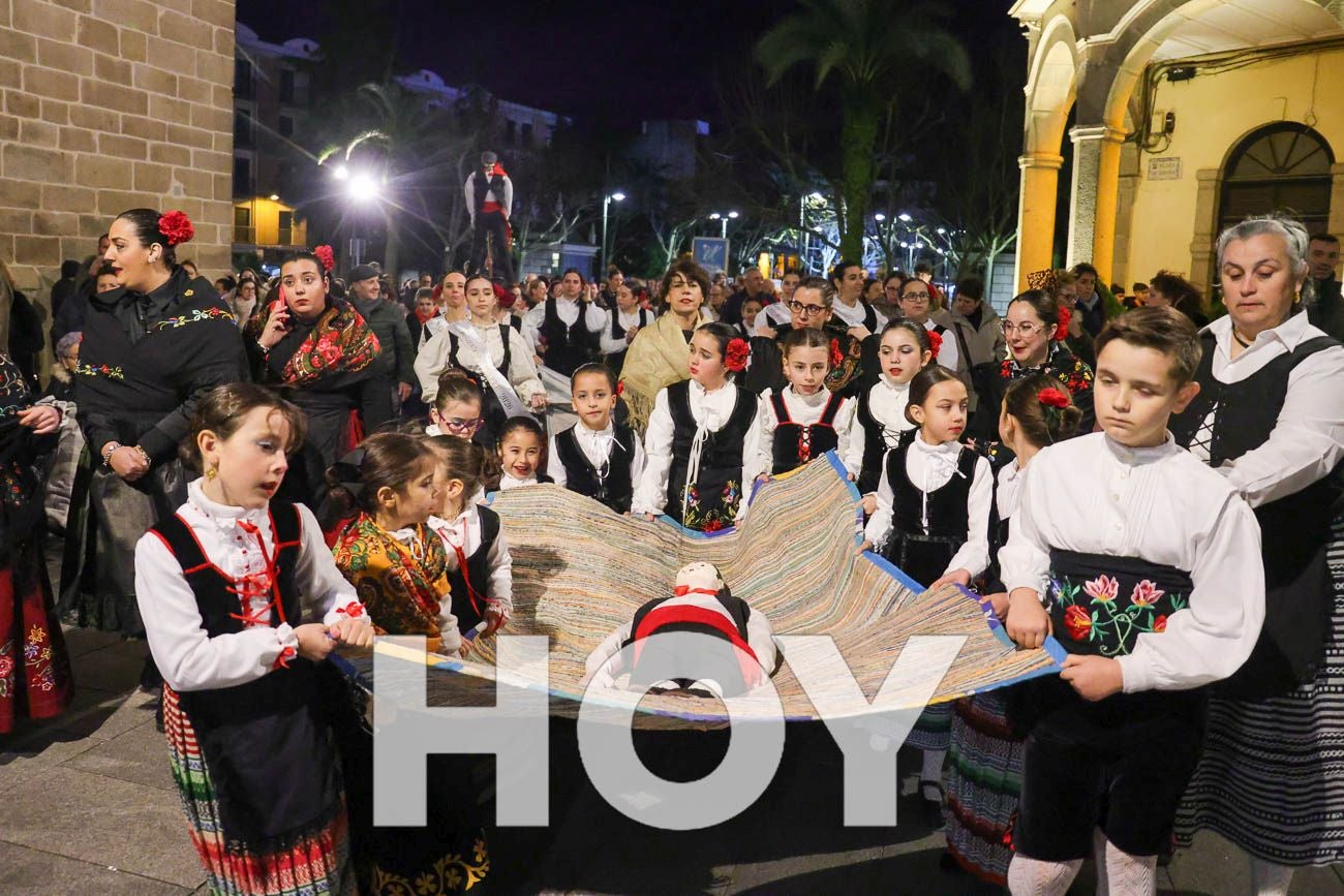 FOTOS | Tradicional Manteo del Pelele en Villanueva de la Serena