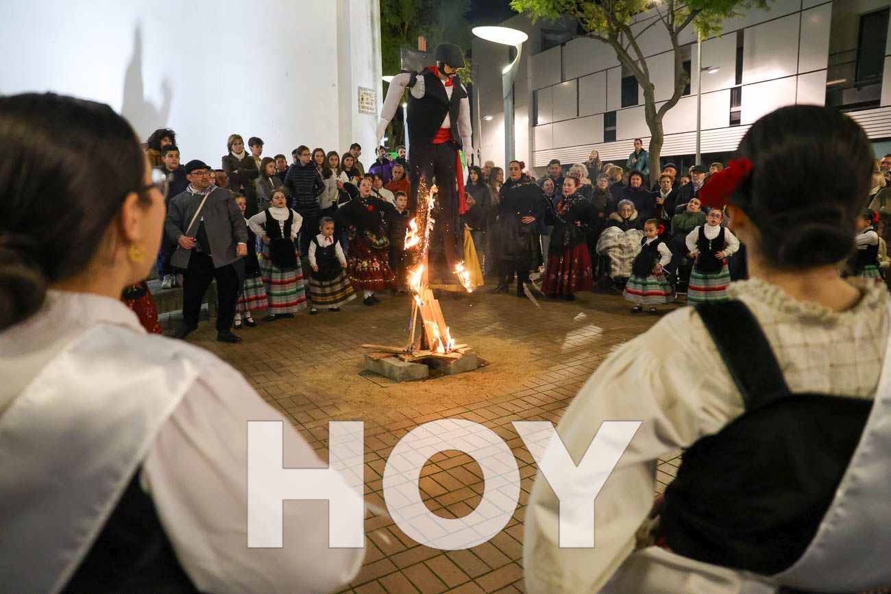 FOTOS | Tradicional Manteo del Pelele en Villanueva de la Serena