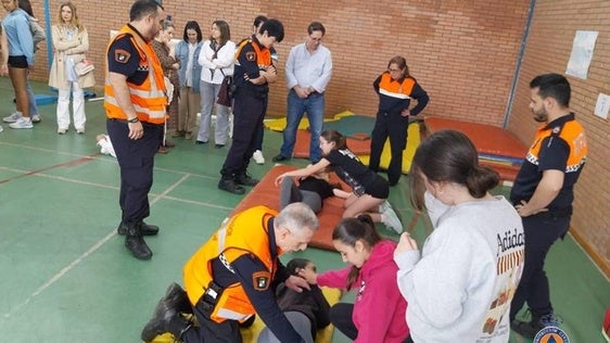 Agrupación Civil imparte un curso de primeros auxilios para los más jóvenes