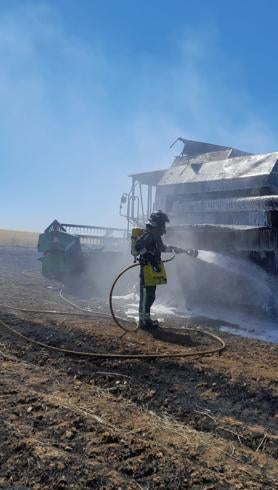 Imagen secundaria 2 - Incendio de una cosechadora en una finca entre Villanueva y La Coronada