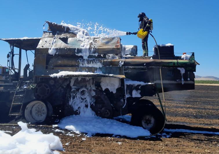 Imagen principal - Incendio de una cosechadora en una finca entre Villanueva y La Coronada