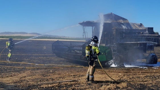 Incendio de una cosechadora en una finca entre Villanueva y La Coronada