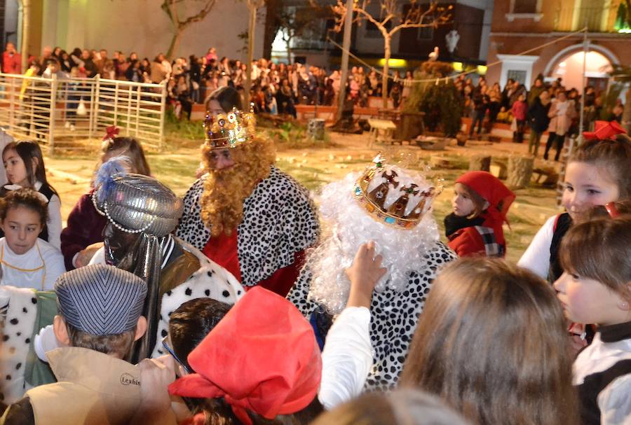 Los Reyes Magos adoraron al Niño Dios rodeados de pequeños pastores