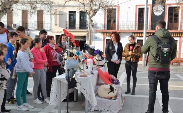 Momento de la entrevista a la artesana local Marta Sánchez.