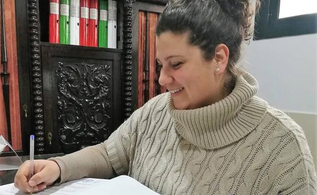 Estrella Fernández tonmando posesión del cargo.