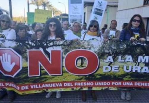 Vecinos de la localidad en la manifestación