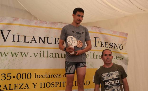 Ramón Rodríguez recibiendo uno de sus premios.