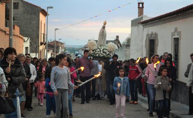 Momento de la procesión de la VIrgen de Fátima.