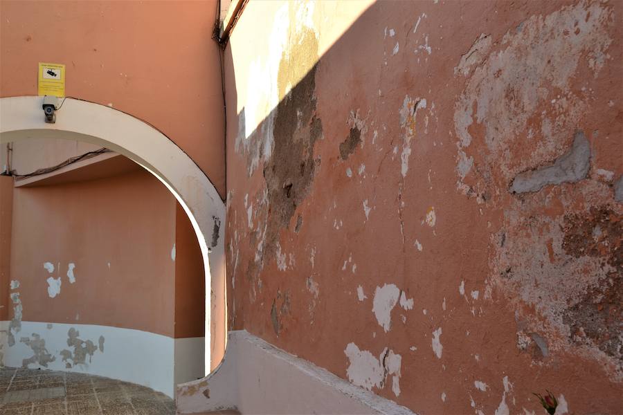 Las paredes han sido raspadas por los alumnos.