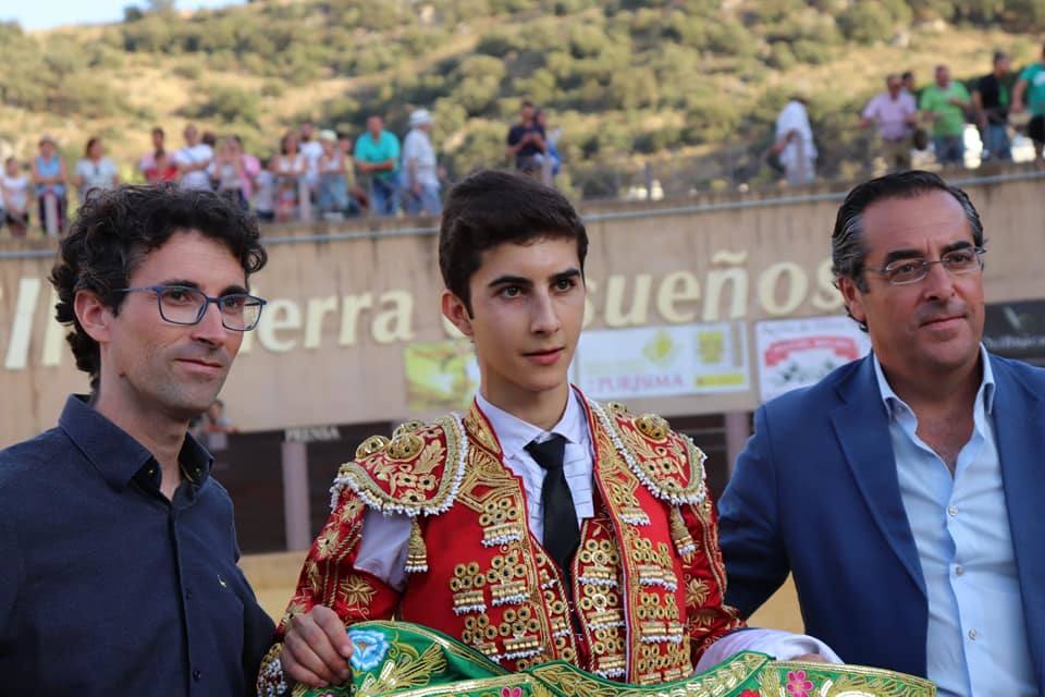 Manuel Perera Matos tras recibir el capote de premio.
