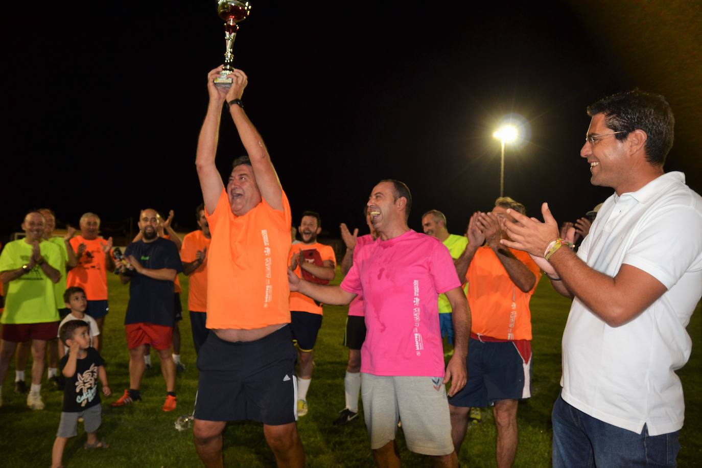 El equipo 'Viejas Glorias' recoge el trofeo.