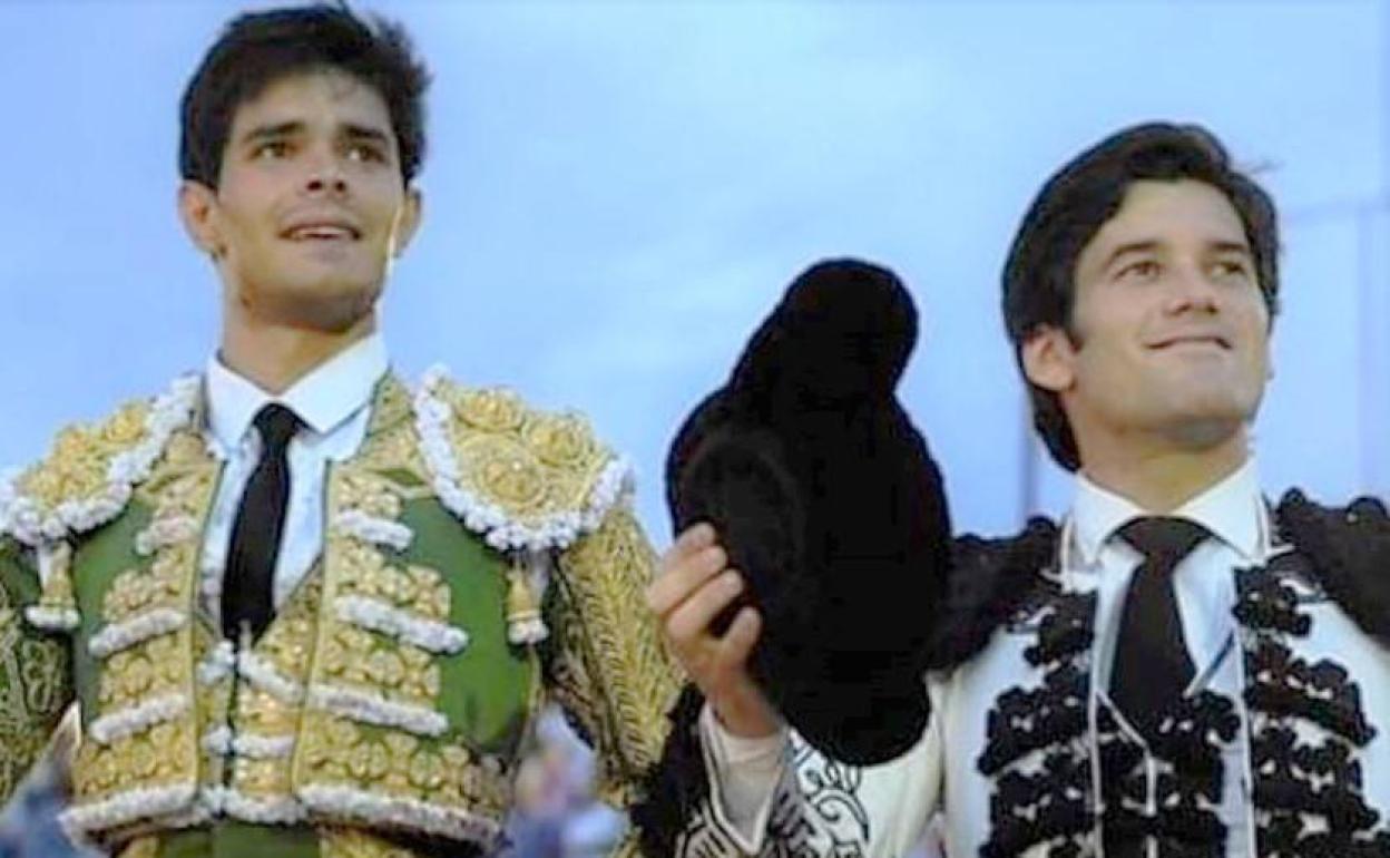 Los triunfadores Juanito y José Garrido a hombros.