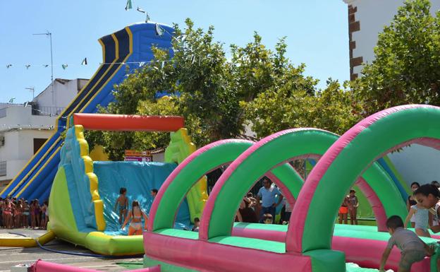 Fiesta acuática con hinchables gigantes.